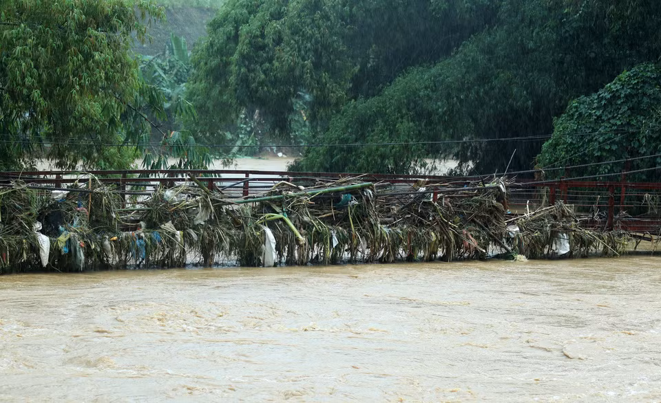 Floodwaters on the Ngoi Dum stream in the Coc San area, Lao Cai city, rise and affect the daily lives of local residents on the morning of September 9. (Photo: Quoc Khanh - VNA)
