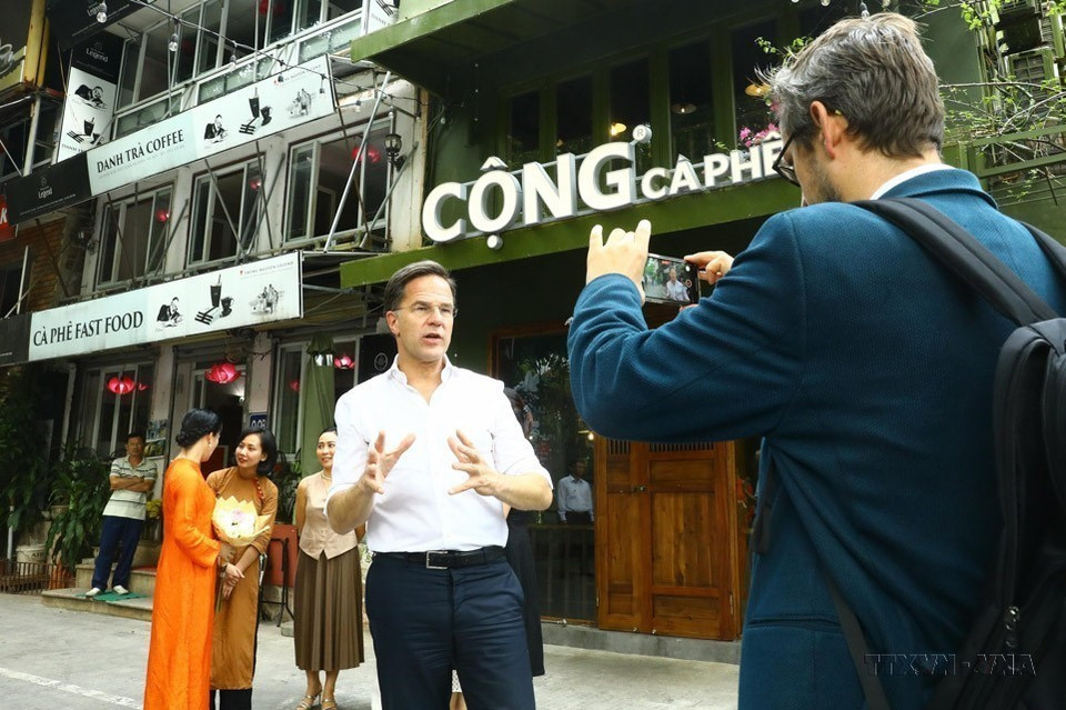 Hanoi is a city where leaders from around the world enjoy a peaceful atmosphere. In the photo: During his visit to Vietnam on November 2, 2023, Dutch Prime Minister Mark Rutte visits a cafe on Dien Bien Phu street, savouring tea and engaging in conversation with Vietnamese friends. (Photo: VNA)