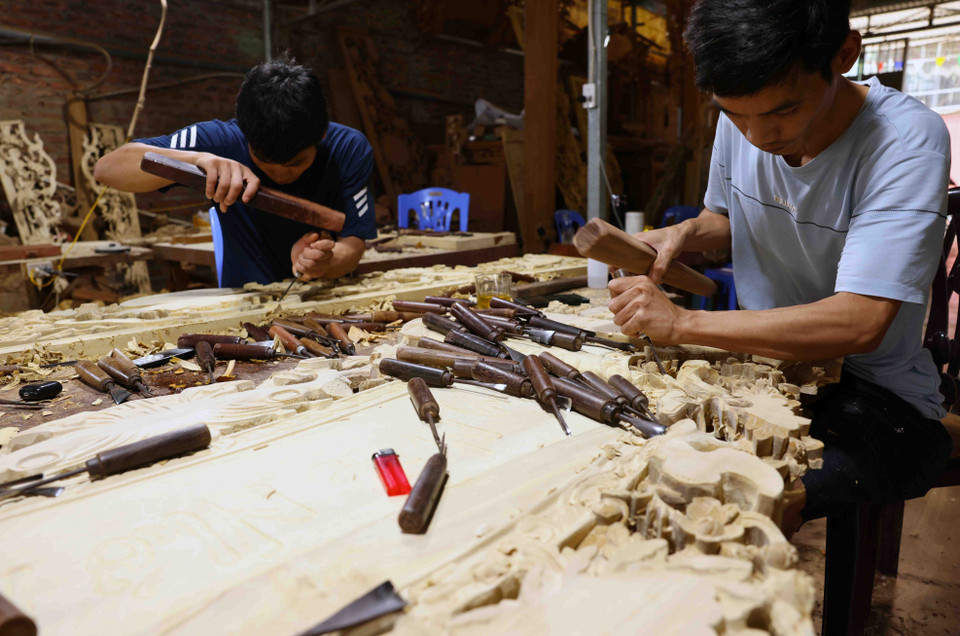 Spiritual items are produced in the Son Dong traditional wood carving craft village, Hoai Duc district. (Photo: VNA)