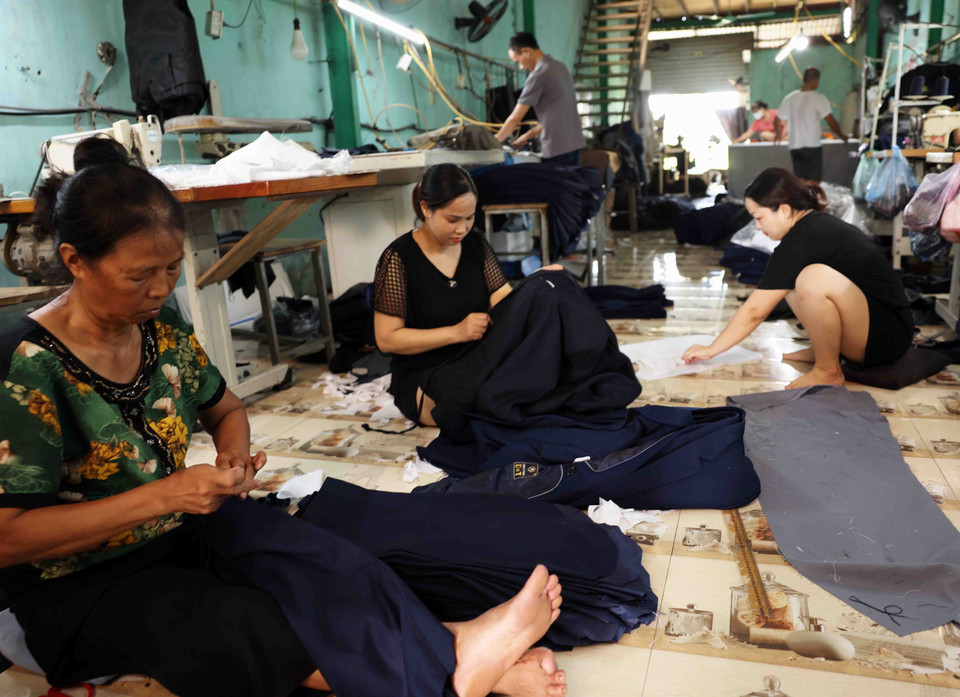 Spiritual items are produced in the Son Dong traditional wood carving craft village, Hoai Duc district. (Photo: VNA)