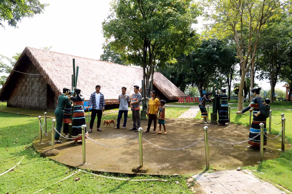 The reserve reenacts scenes of rice pounding by the S’tieng people during the resistance war against the US, showcasing their contribution to supporting the Vietnamese troops. (Photo: VNA)