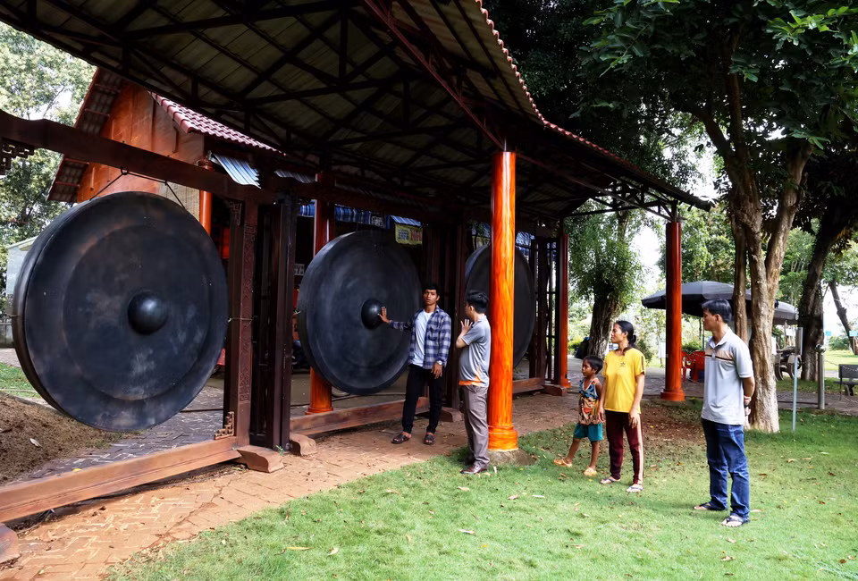 Visitors can learn about the largest gong ensemble in Vietnam, displayed within the preservation area. (Photo: VNA)