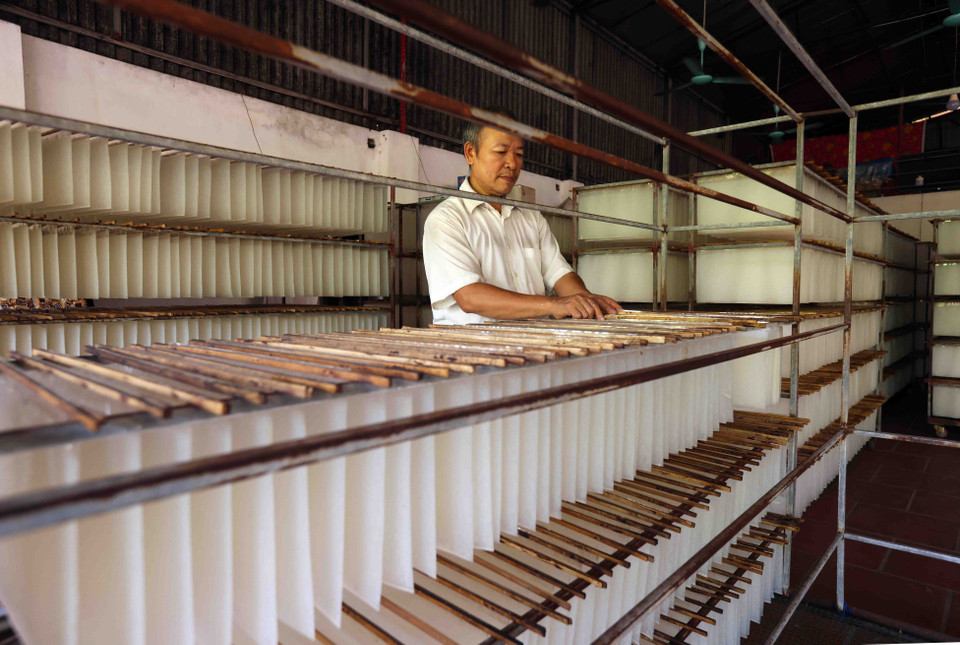 Tailors finish suits in the traditional tailoring craft village in Tu Thuan hamlet, Van Tu commune, Phu Xuyen district. (Photo: VNA)