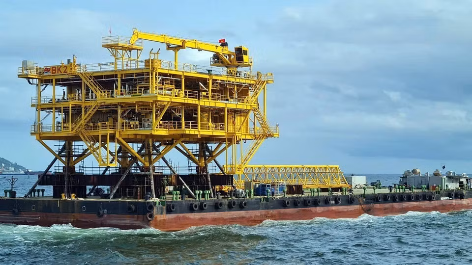 The BK-23 wellhead platform topside is towed for installation offshore. (Photo: VNA)