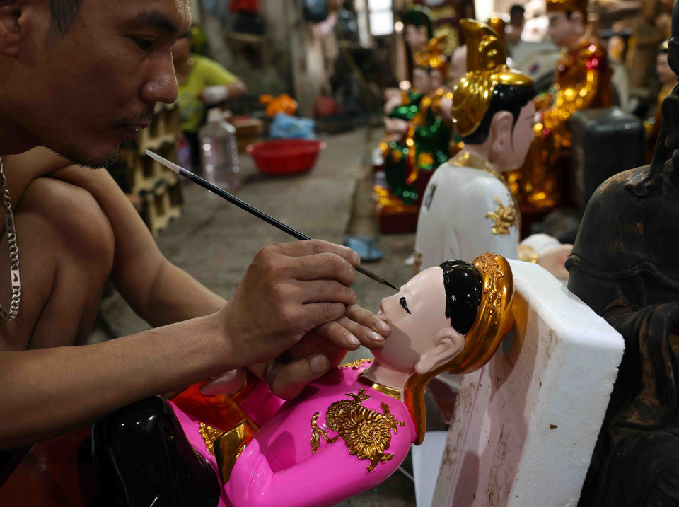 Spiritual items are produced in the Son Dong traditional wood carving craft village, Hoai Duc district. (Photo: VNA)