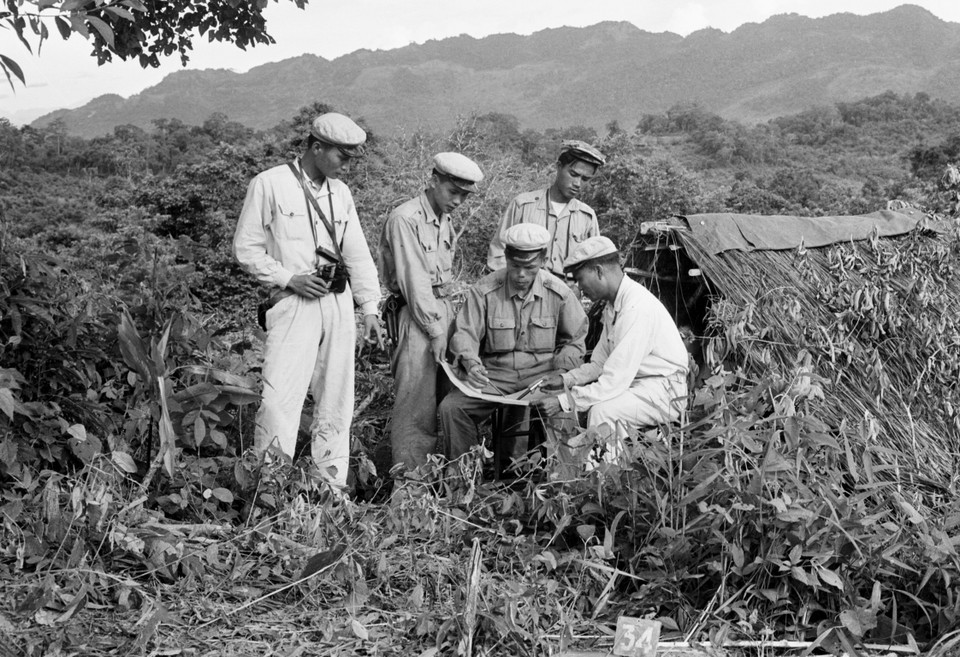 Vietnamese military experts with Laotian soldiers (Photo: Archive/VNA)