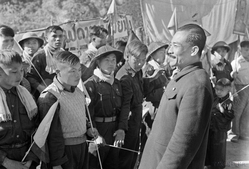 Lao Prince Souphanouvong with Vietnamese volunteer soldiers, 1950. (Photo: Archive/VNA)