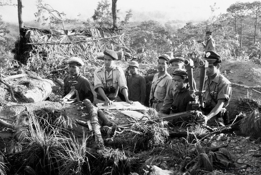 Vietnamese military experts with Laotian soldiers (Photo: Archive/VNA)