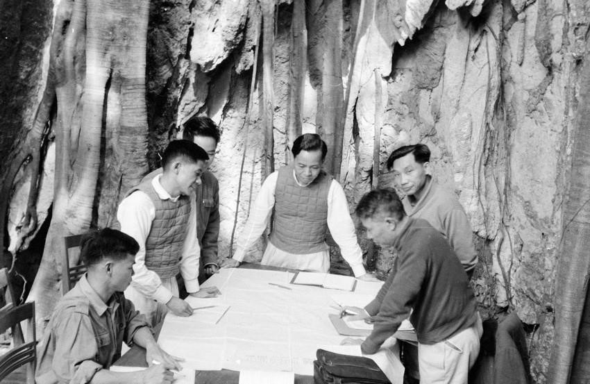 Major General Nguyen Trung Vinh (C) presents the plan to protect the liberated areas of Laos to the Western Task Force. (Photo: Archive/VNA)