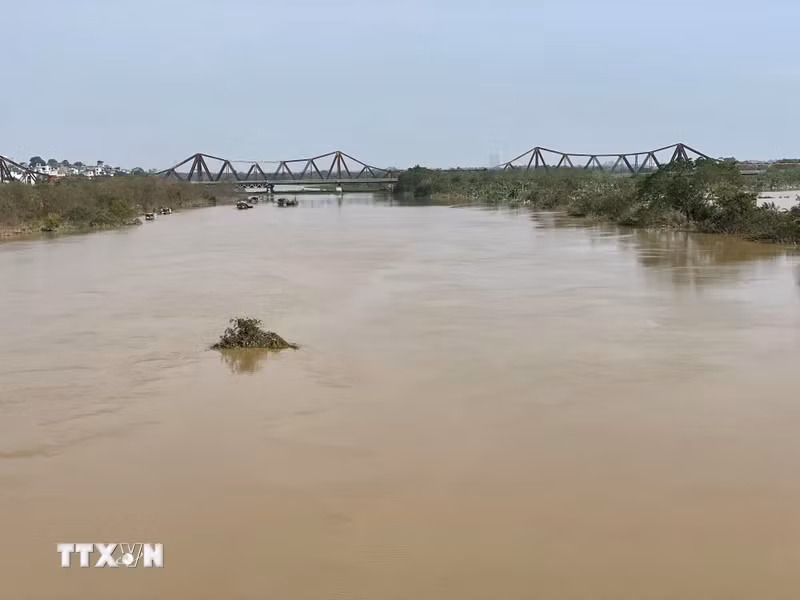 Red River water levels recede (Photo taken at 8:15 AM, September 13, 2024, by VNA)
