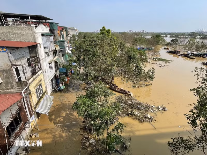 Red River water levels recede (Photo taken at 8:15 AM, September 13, 2024, by VNA)