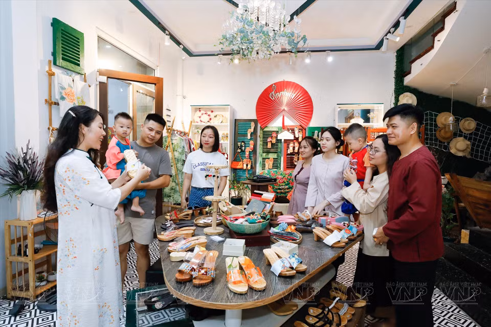 Am CaKe owner, Lily Hoang, presents the products to visitors at the Am CaKe cultural space. (Photo: VNP/VNA)