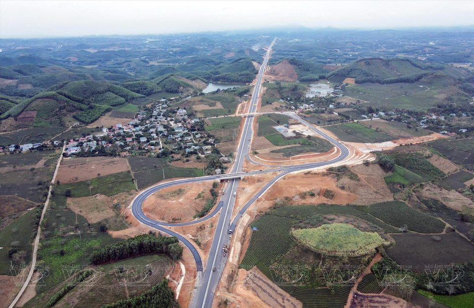 The Tuyen Quang - Phu Tho Expressway, connecting with the Noi Bai - Lao Cai Expressway, is officially inaugurated. (Photo: VNP/VNA)