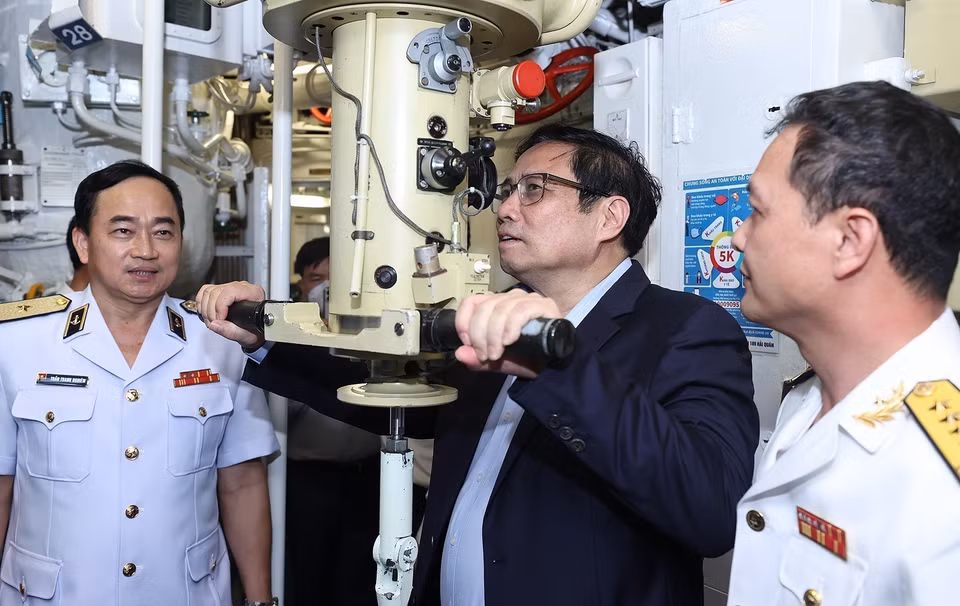 Prime Minister Pham Minh Chinh (centre) visits the Navy’s 189th Submarine Brigade (Khanh Hoa, March 12, 2022). (Photo: VNA)