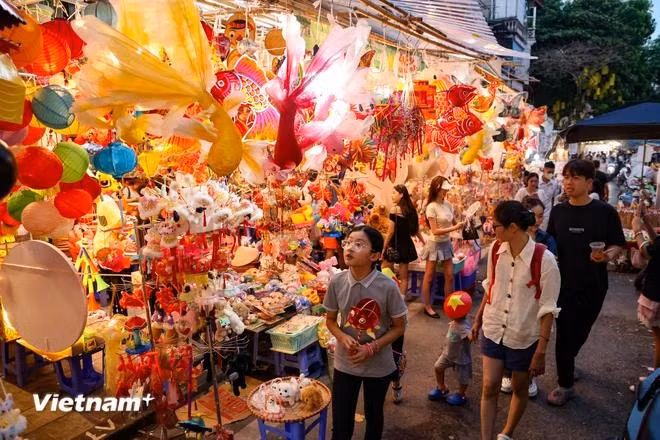 The nice autumn weather prompts people to flock to streets to enjoy the Mid-Autumn atmosphere and festive activities (Photo: VietnamPlus)