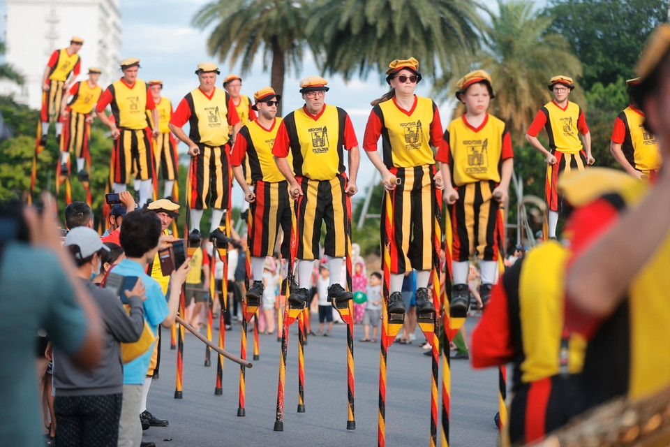 An art troupe from Belgium performs on stilts. (Photo: VNA)