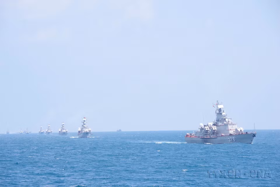 Live-fire training at sea of ​​the Naval Region 2 High Command (2021). (Photo: VNA)