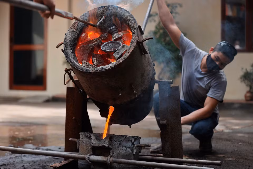 Bronze is melted at the appropriate temperature before being poured into the mold. (Photo: VNA)