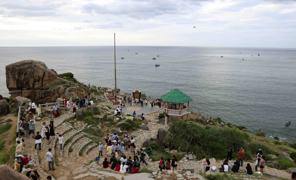 Visitors to Mui Dien (Dai Lanh Cape) in Hoa Tam commune, Dong Hoa district, can experience the first sunrise in Vietnam. (Photo: VNA)