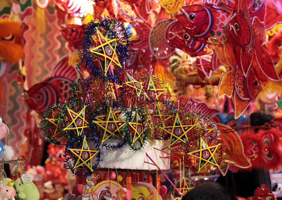 Hang Ma street is adorned with vibrant Mid-Autumn festival toys. (Photo: VNA)