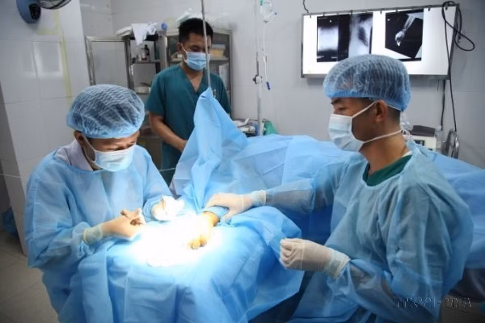 Military medical forces on the Truong Sa (Spratly) island perform emergency surgery on fishermen who are injured in a work accident at sea. (Photo: VNA)