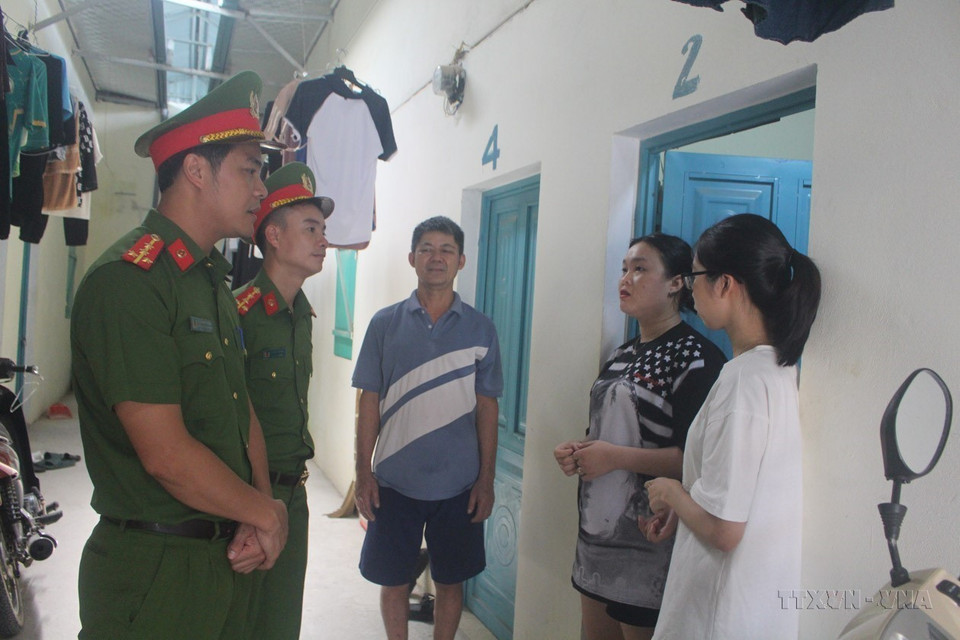 Quang Thanh ward police in Thanh Hoa city guide landlords on legal business practices and effective crime prevention. (Photo: VNA)