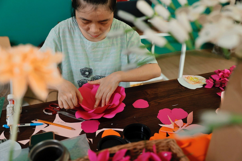 Skilled hands work meticulously, and precisely through each step of the process. (Photo: VNA)