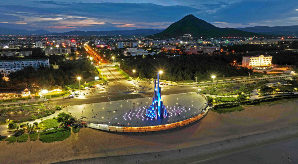 Nghinh Phong Tower in Tuy Hoa city shines brightly at night. (Photo: VNA)