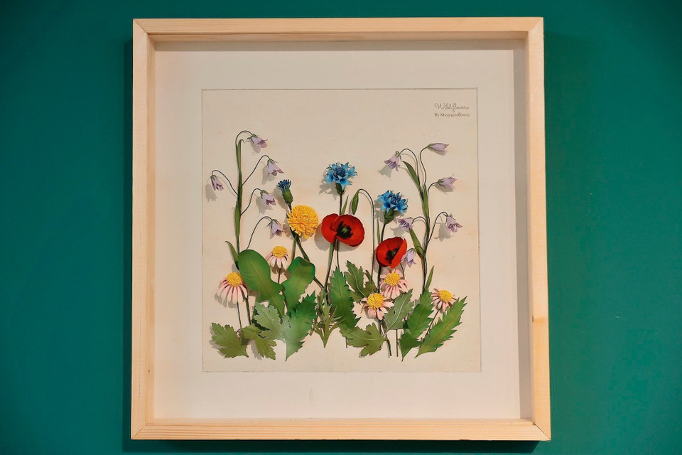 The picture frames are made from high-quality wood with a glass cover to keep out dust and dirt. (Photo: VNA)
