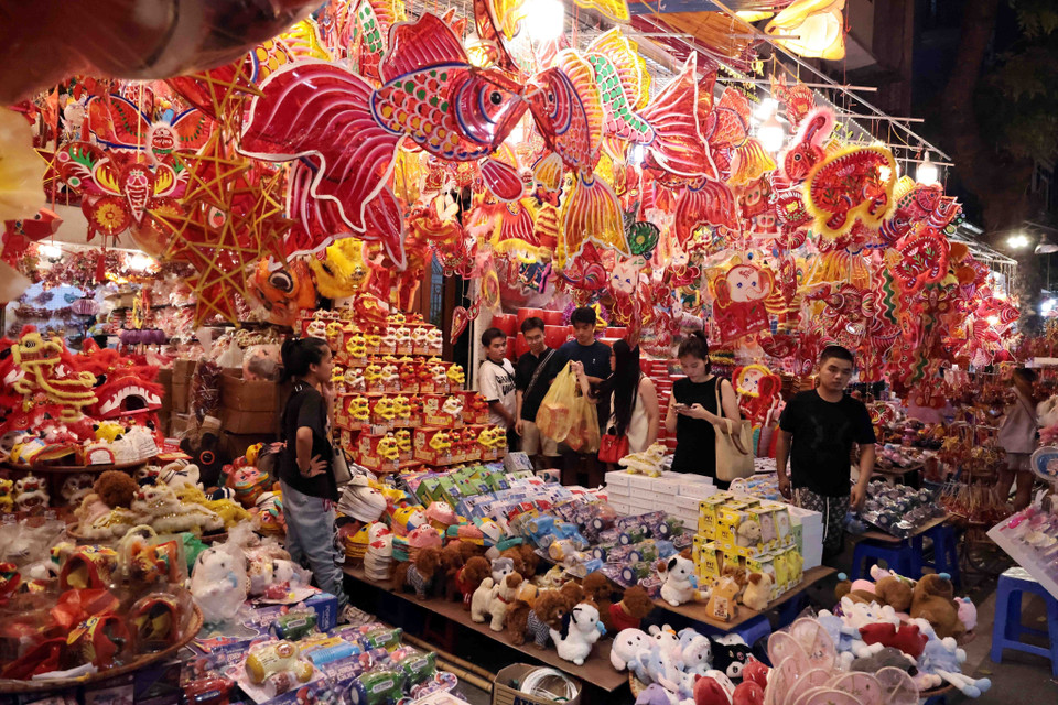 The streets are aglow with vibrant Mid-Autumn festival toys. (Photo: VNA)