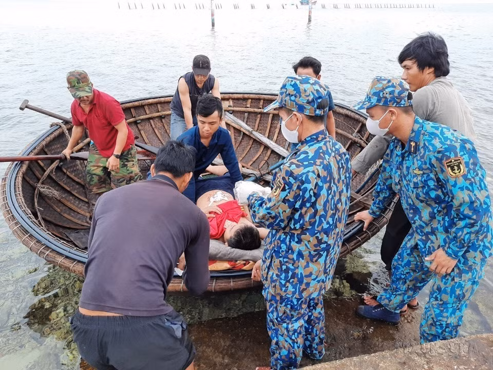 Military medical forces on Tien Nu (Tennent) Reef, part of Brigade 146 (Navy Region 4), provide emergency care to a fisherman with a deep abdominal wound and weakened condition while operating in the Truong Sa (Spratly) Archipelago. (Photo: VNA)