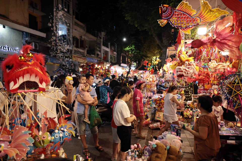 Citizens and visitors shop for Mid-Autumn festival toys on Hang Ma street. (Photo: VNA)