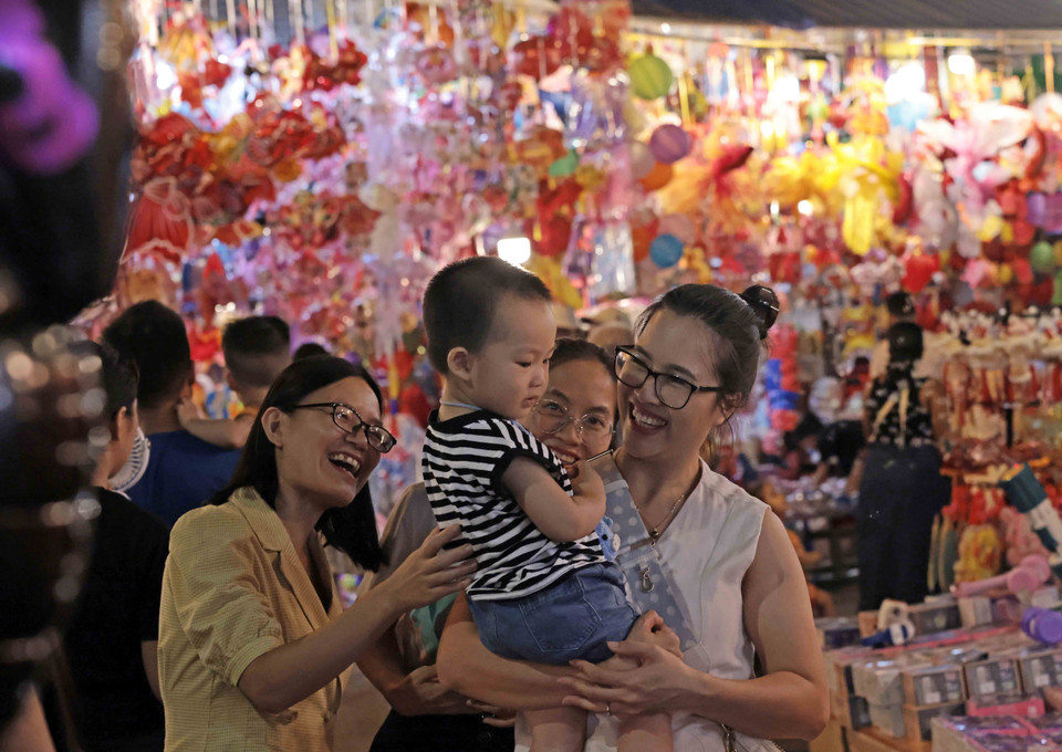 Citizens and visitors enjoy the festivities and shop for Mid-Autumn festival toys on Hang Ma street. (Photo: VNA)