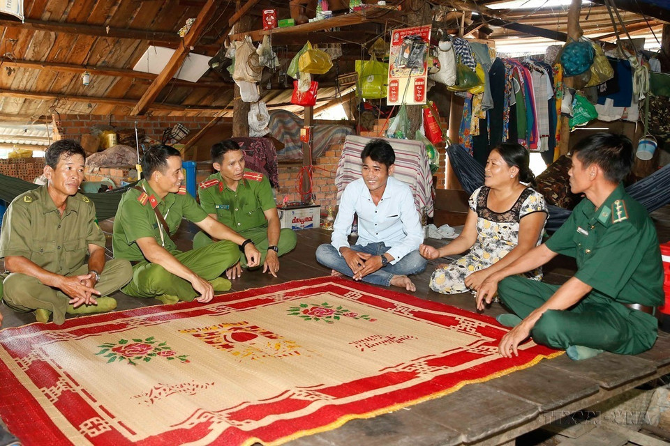 Police of Ia Rve commune, Ea Sup district, Dak Lak province visit residents living along the western-northern border adjacent to Cambodia (2020). (Photo: VNA)