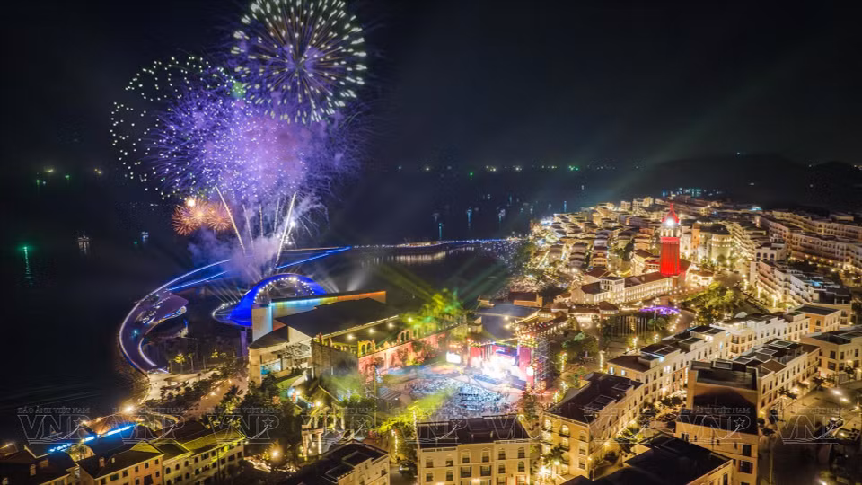 A dazzling fireworks display over Sunset Town (Photo: Sun Group)