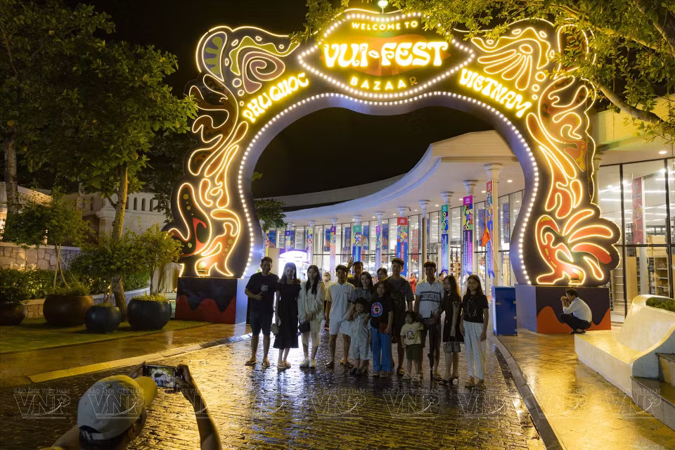 The Vui-Fest night market by the sea, is also a vibrant hub for culture and art on Phu Quoc Island. (Photo: VNP/VNA)