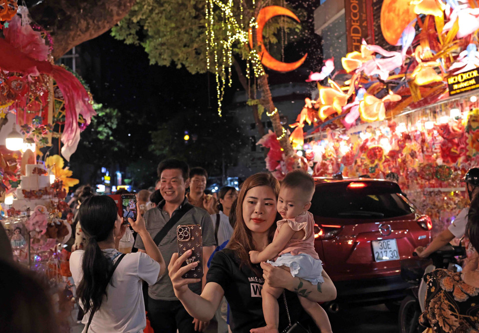 Hang Ma street is a popular check-in spot for visitors. (Photo: VNA)