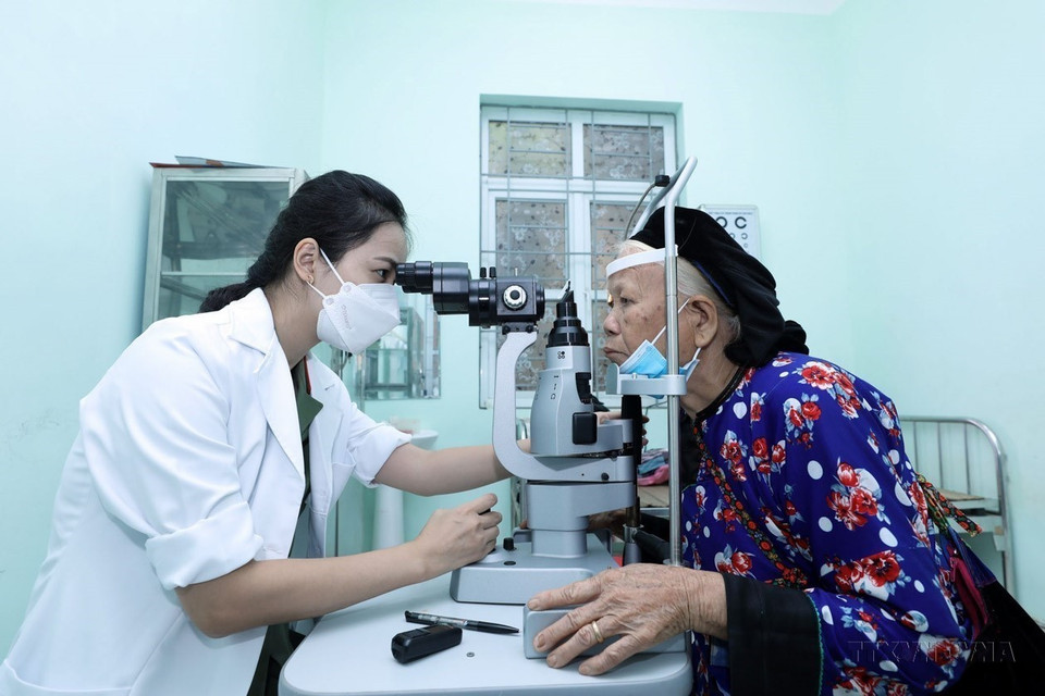 Doctors from 19-8 Hospital (Ministry of Public Security) provide free eye exams and screenings for 300 residents in Hoa Son commune, Huu Lung district, Lang Son province and neighboring areas. (Photo: VNA)