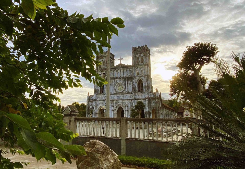Mang Lang Church is a must-visit destination for travelers coming to Phu Yen. Located in An Thach commune, Tuy An district, it is one of the oldest Catholic churches in Vietnam, built in 1892. (Photo: VNA)