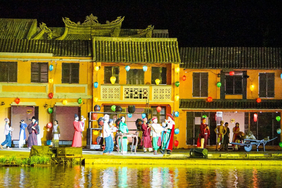The show reenacts the scene of the bustling market at the Faifo port of the past, where Vietnamese, Japanese, Chinese, Indian, and other cultures blended and flourished, contributing to the thriving trade port of the 16th to 19th centuries. (Photo: VNA)