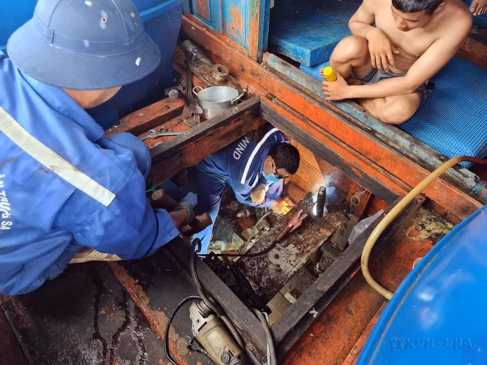The Logistics and Technical Service Centre at Sinh Ton (Sin Cowe) island, part of Brigade 129, repairs fishing vessel QNg 96279 TS from Quang Ngai province. (Photo: VNA)