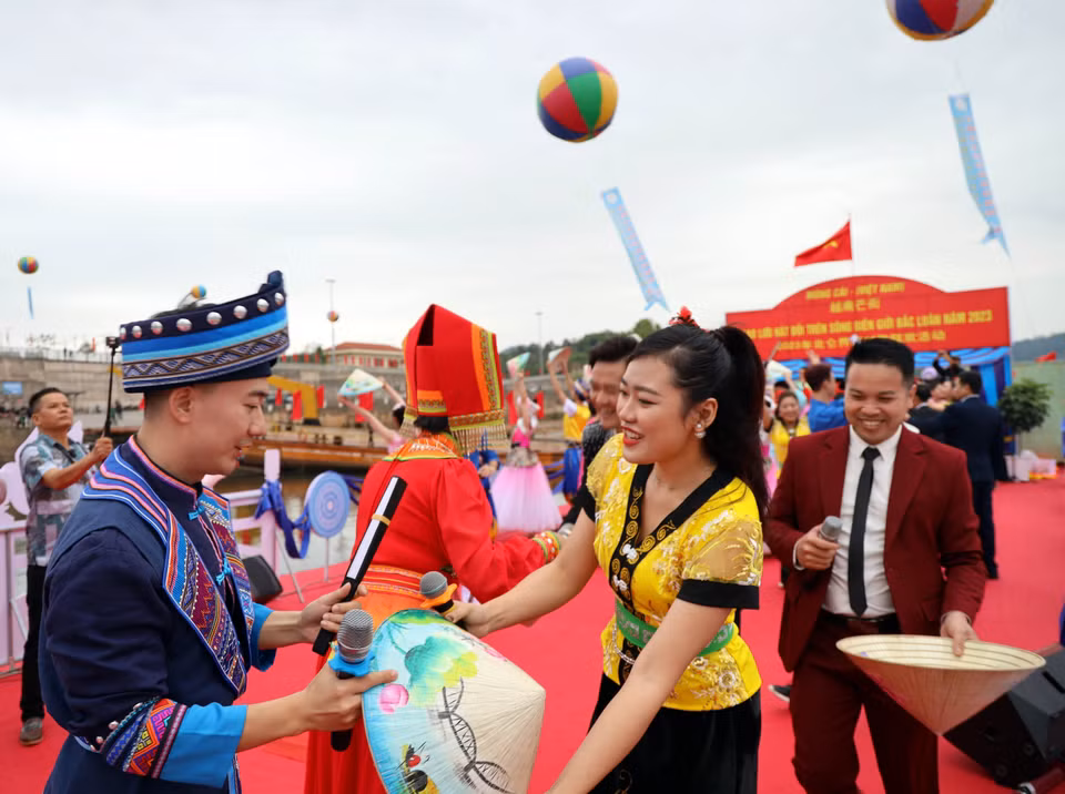 A singing exchange programme on the Bac Luan River between the youth of Mong Cai city (Vietnam) and Dongxing city (China) as part of the 15th Vietnam-China International Fair. (Photo: Duc Hieu - VNA)