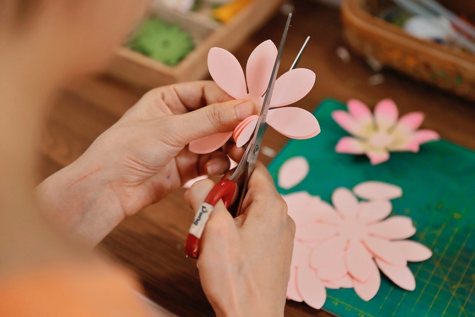 The meticulousness, precision, and care in every step by artisans have contributed to creating vibrant and colorful paper flowers that truly come to life. (Photo: VNA)