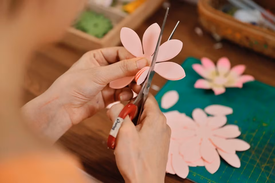 The meticulousness, precision, and care in every step by artisans have contributed to creating vibrant and colorful paper flowers that truly come to life. (Photo: VNA)