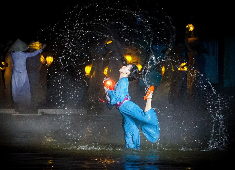 The 16th-century scene in Hoi An, where a girl releases lanterns on the Hoai River each night, praying for the safe return of her loved one from the sea. (Photo: VNA)