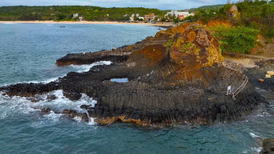 The main area of the reef covers approximately 2,700 sqm, with basalt columns forming two jutting peninsulas extending into the sea. (Photo: VNA)