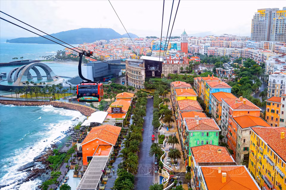 The beauty of Sunset Town is viewed from the Phu Quoc - Hon Thom cable car. (Photo: VNP/VNA)