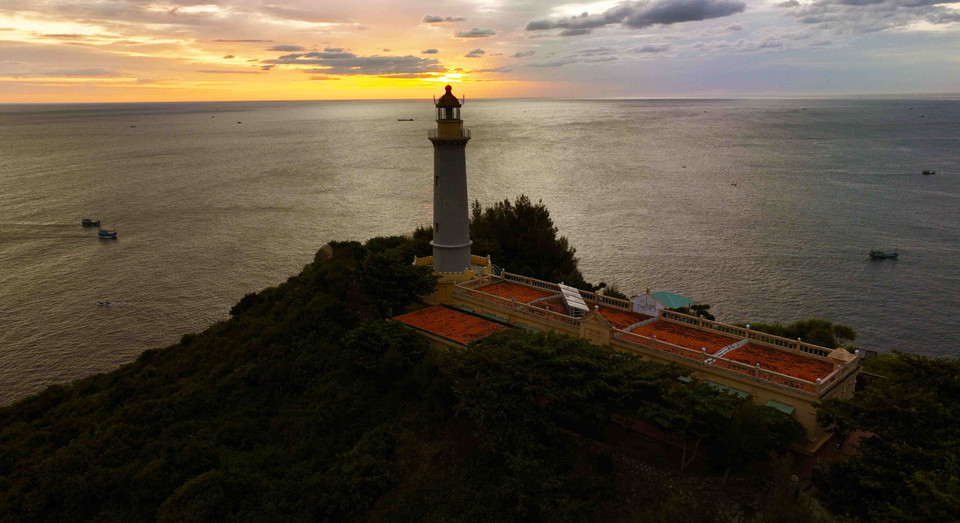 Dai Lanh Lighthouse, located in Hoa Tam commune, Dong Hoa district, is where the first rays of sunlight appear in Vietnam. (Photo: VNA)