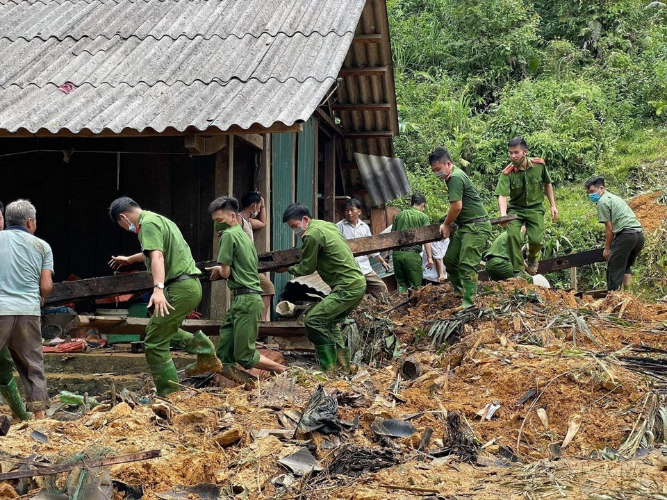 Police in Na Hang district, Tuyen Quang province assist residents of Khau Phieng village in recovering from the damage caused by flooding. (Photo: VNA)