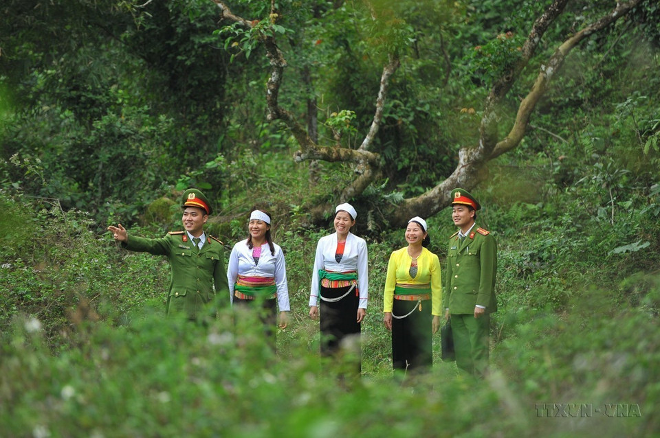 Police officers of Cuc Phuong commune, Nho Quan district, Ninh Binh province patrol with the Muong ethnic people to ensure security and order in the area (2020). (Photo: VNA)